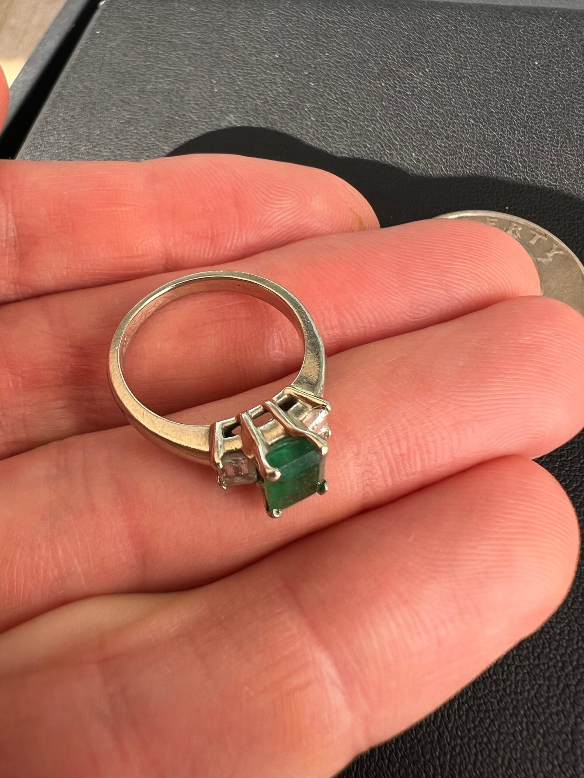 14k 3.7g White Gold with Emerald Sz 6.5
