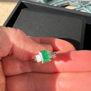 14k 3.7g White Gold with Emerald Sz 6.5 - Image 5