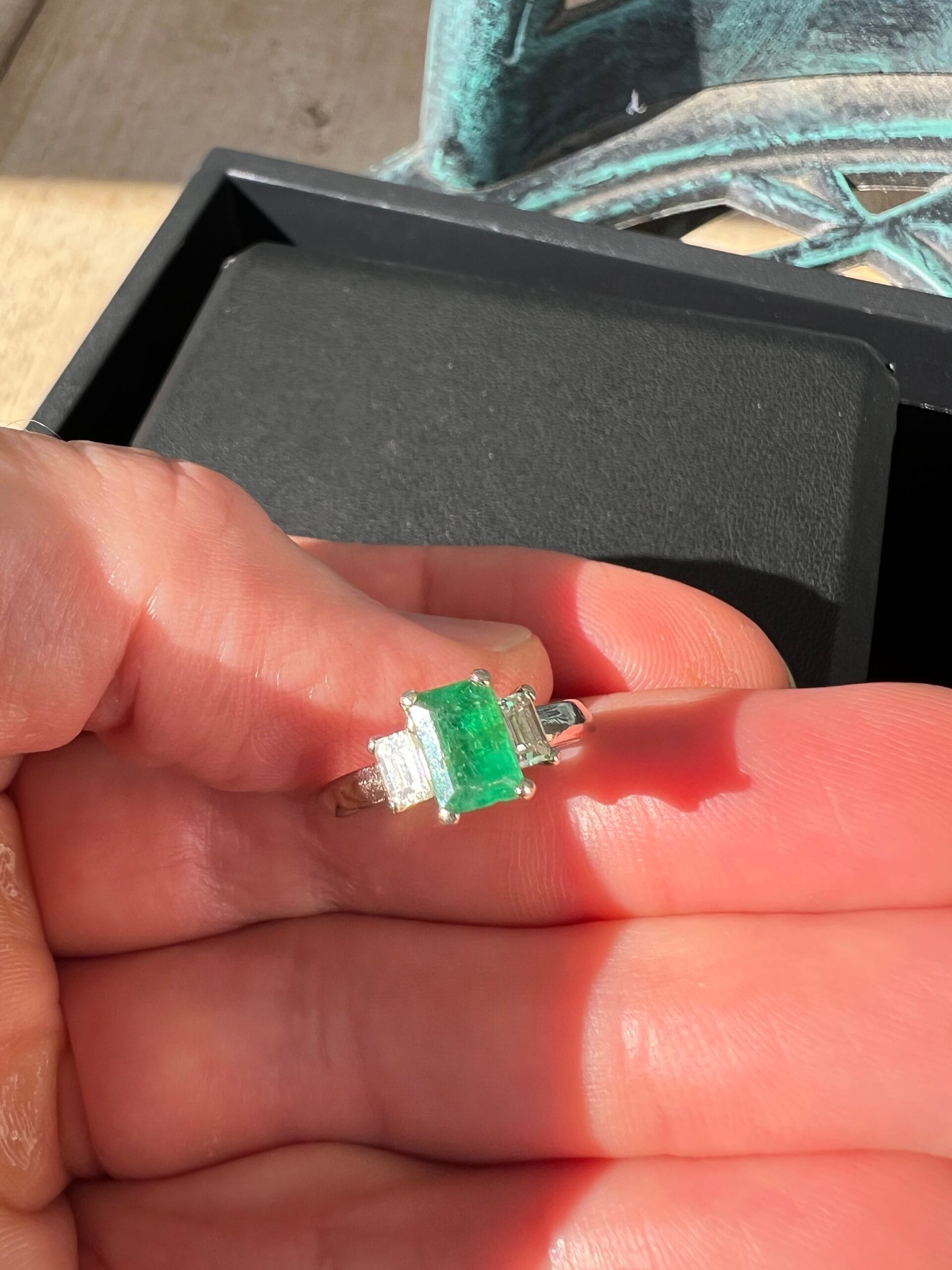 14k 3.7g White Gold with Emerald Sz 6.5 - Image 5