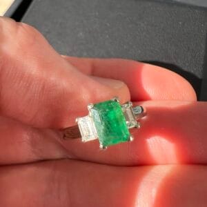 14k 3.7g White Gold with Emerald Sz 6.5 - Image 6