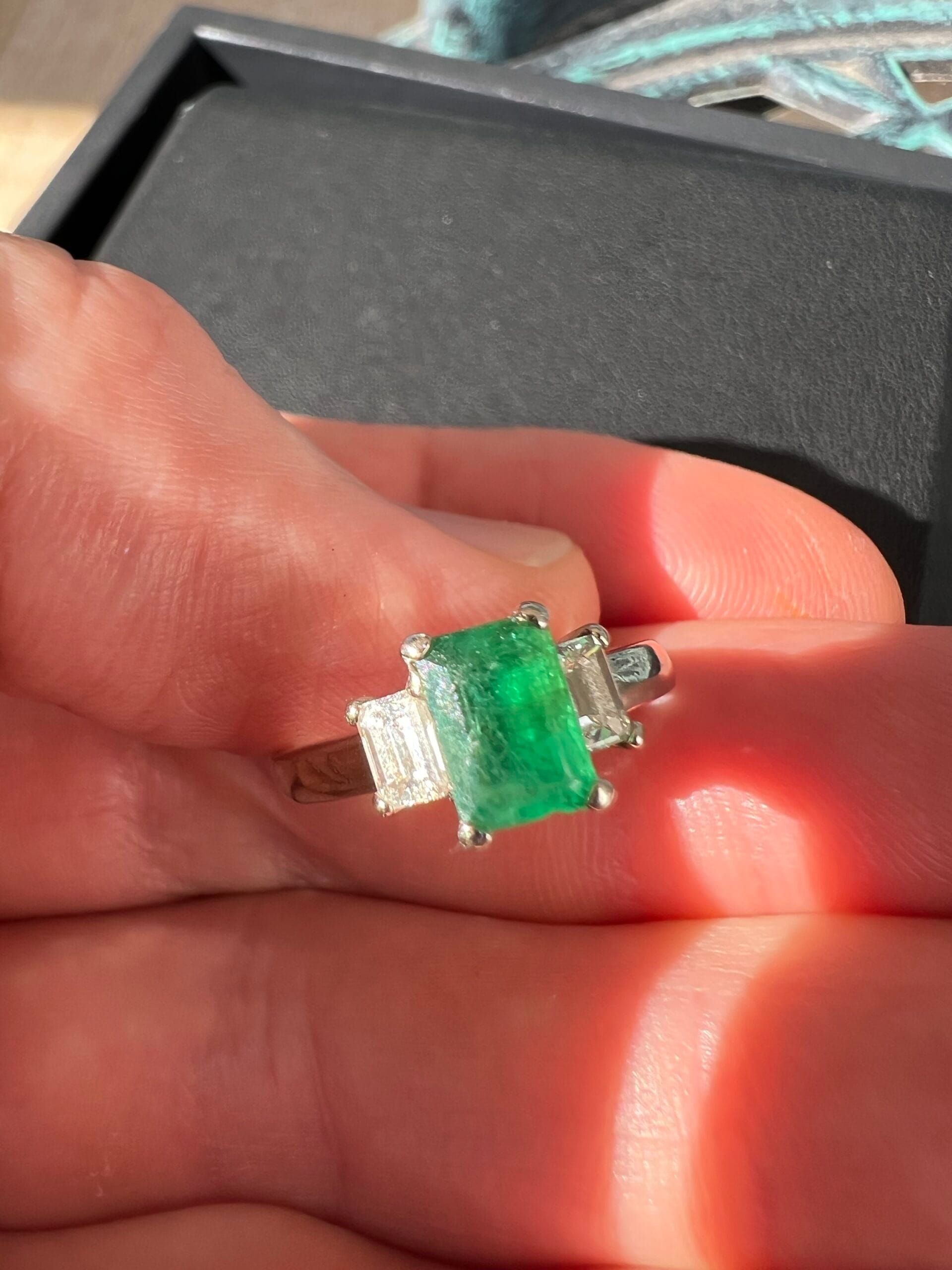 14k 3.7g White Gold with Emerald Sz 6.5 - Image 6