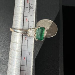 14k 3.7g White Gold with Emerald Sz 6.5 - Image 7