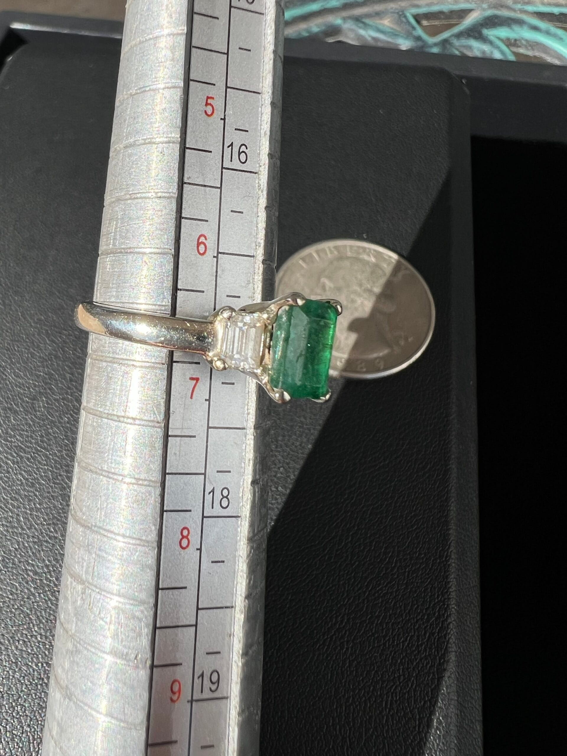 14k 3.7g White Gold with Emerald Sz 6.5 - Image 7