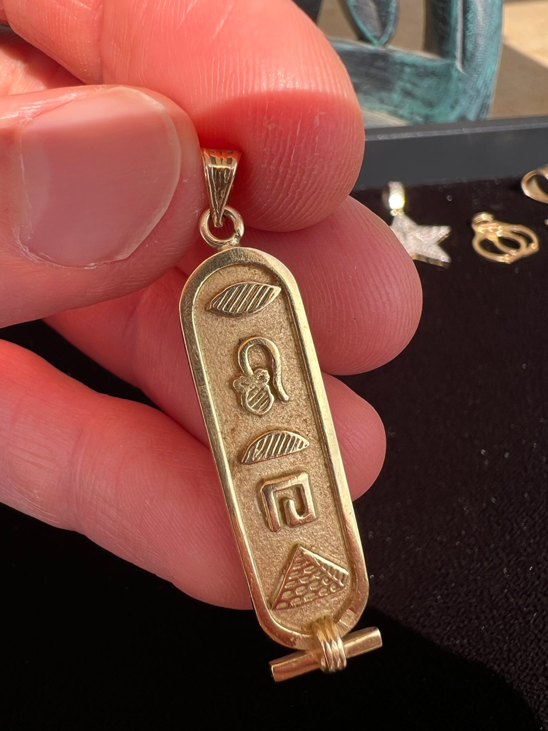 18k 4.5g Gold Symbol Charm - Image 3