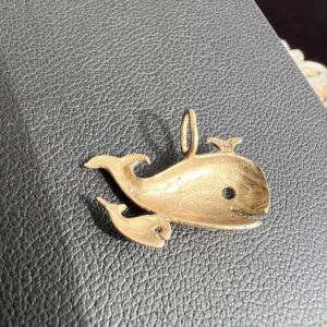 14k 1.1g Gold Whale Charm - Image 4