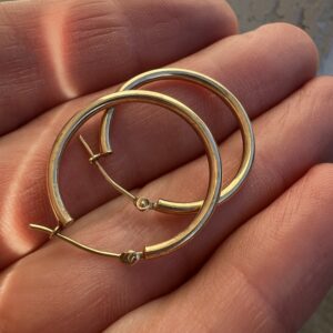 10k 0.9g Gold Hoop Earrings - Image 3
